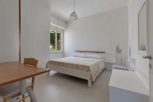 サンタ・マリア・アル・バーニョにあるVilletta Antonaci by BarbarHouseのベッドルーム1室(ベッド1台、デスク、テーブル付)