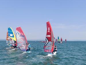 a group of people windsurfing in the ocean at La maisonnette de Saint Chamas in Saint-Chamas
