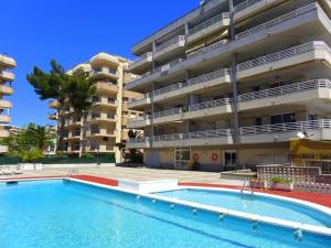 una piscina frente a un edificio en Rentalmar Zahara family suites, en Salou