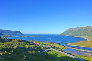 Rivdnji Holiday Home Smørfjord في Russenes: اطلالة جوية على نهر وشاطئ