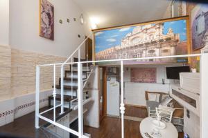 レッチェにあるDimora Santa Croceの階段のある部屋