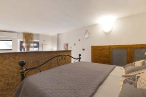 レッチェにあるDimora Santa Croceのベッドルーム1室(木製ヘッドボード付きのベッド1台付)