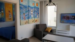 salon z kanapą i telewizorem w obiekcie Impresja 42 Apartament z garażem w Kołobrzegu