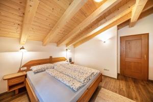 A bed or beds in a room at Panoramawohnung Annaheim