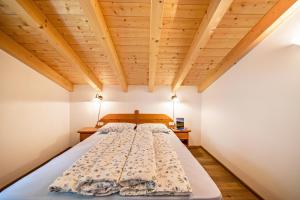A bed or beds in a room at Panoramawohnung Annaheim