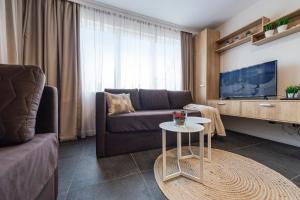 sala de estar con sofá y mesa en Borovete Mountain Luxury, en Borovets