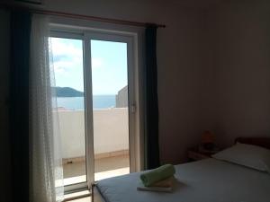 Postel nebo postele na pokoji v ubytování Apartments Mesec