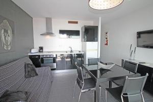 een keuken en eetkamer met een tafel en stoelen bij Basic Comfort Studio Manhattan 0115 in Empuriabrava