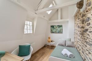 een woonkamer met een bank en een tafel bij Le Cerf Volant - une pépite à l'Intramuros in Saint-Malo