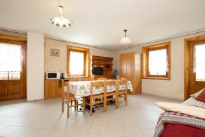 cocina y comedor con mesa y sillas en Castellani Livigno Apartments, en Livigno