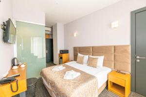A television and/or entertainment centre at Taksim Hotel V Plus