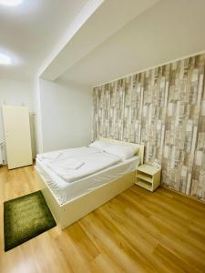 una piccola camera con letto e parete di Easy Star Hotel a Budapest