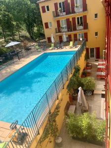een uitzicht over het zwembad van een hotel bij Résid'Artel Cadarache - ITER in Saint-Paul-lez-Durance