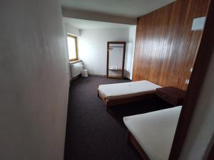 Rúm í herbergi á Hotel Labská bouda