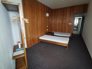 Rúm í herbergi á Hotel Labská bouda