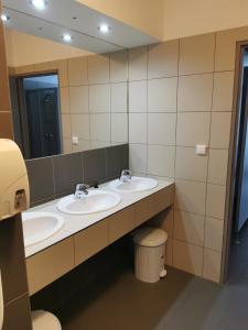 Ett badrum på Hotel Labská bouda
