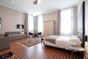 a bedroom with a bed and a living room at Hotel Palazzo Martinelli Dolfin in Venice