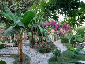 ogród z grupą roślin i kwiatów w obiekcie Nile Compound w mieście Luksor