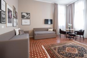 a living room with a couch and a table at Hotel Palazzo Martinelli Dolfin in Venice