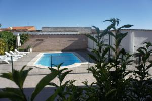 a house with a swimming pool in a yard at Casa Rural La Candelaria in Burujón