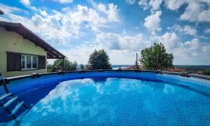 - une piscine avec vue sur l'océan dans l'établissement Gardenpark Soleil, à Nebbiuno