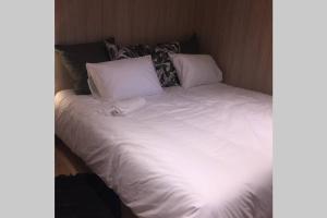 Кровать или кровати в номере Adorable Cabane dans un espace boisé