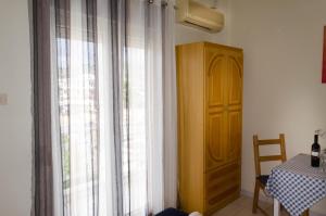 Pokój z oknem ze stołem i szafką w obiekcie Hotel Tassos-Despina w mieście Pefkochori