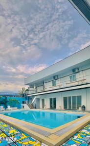 una gran piscina frente a un edificio en Sena Gladyz Suites, en Panabo