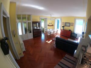 un salon avec un canapé et une table dans l'établissement Villa Reginella, à Varenna 6 autres photos