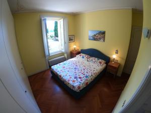- une petite chambre avec un lit et une fenêtre dans l'établissement Villa Reginella, à Varenna