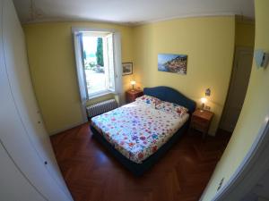 une petite chambre avec un lit et une fenêtre dans l'établissement Villa Reginella, à Varenna
