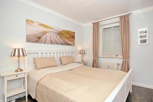 Schlafzimmer mit einem Bett und einem Fenster in der Unterkunft Meeresblick Wohnung 104 - 4 Sterne DTV in Kühlungsborn