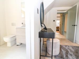 Μια τηλεόραση ή/και κέντρο ψυχαγωγίας στο 12 Manor Farm Close +15 φωτογραφίες
