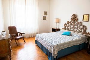 a bedroom with a bed with a blue pillow on it at Appartamento "Casa Mia" Florence in Florence