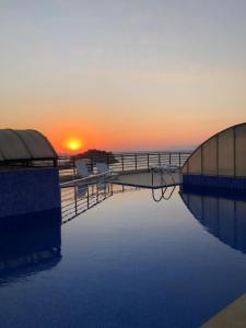 Východ nebo západ slunce při pohledu z hotelu nebo okolí