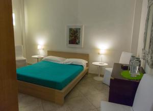 フィレンツェにあるアトリエ コッセリアのベッドルーム1室(ベッド1台、テーブル2台、ランプ2つ付)