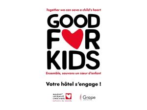 ein Plakat für eine Wohltätigkeitsveranstaltung mit rotem Herzen in der Unterkunft ibis Toulouse Université in Toulouse