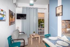 Televízia a/alebo spoločenská miestnosť v ubytovaní Rethymno Garden Suites