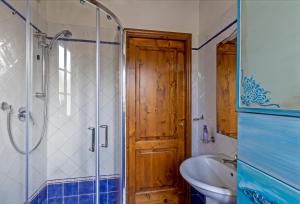 a bathroom with a shower and a sink at Agriturismo Corte Dainelli in Montaione +52 photos