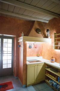 A kitchen or kitchenette at Skinos House