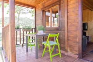 Un balcón o terraza de Aldea Los Odres - Cabañas de Madera de 1ª con Piscina Privada y BBQ en la puerta