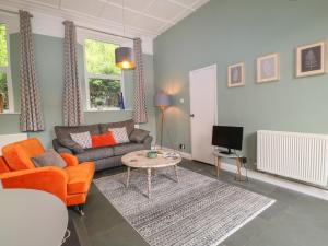 sala de estar con sofá y mesa en Ferndale en Lynton
