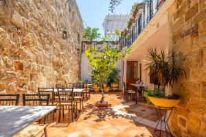 un patio de un restaurante con mesas y sillas en Cava d'Oro, en Rodas