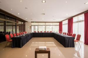 a conference room with long tables and red chairs at Vila Gale Cascais in Cascais