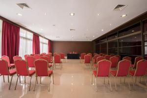 a conference room with red chairs and a table at Vila Gale Cascais in Cascais