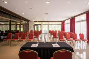 a conference room with a table and red chairs at Vila Gale Cascais in Cascais