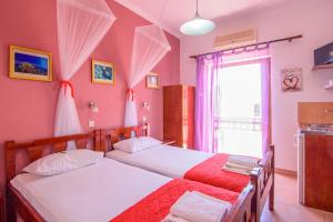 Postel nebo postele na pokoji v ubytování Savas Rooms