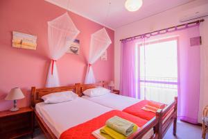 Postel nebo postele na pokoji v ubytování Savas Rooms
