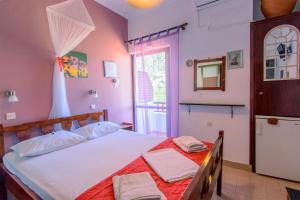 Postel nebo postele na pokoji v ubytování Savas Rooms