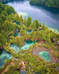 an island in the middle of a lake at Yellow Rose in Rakovica